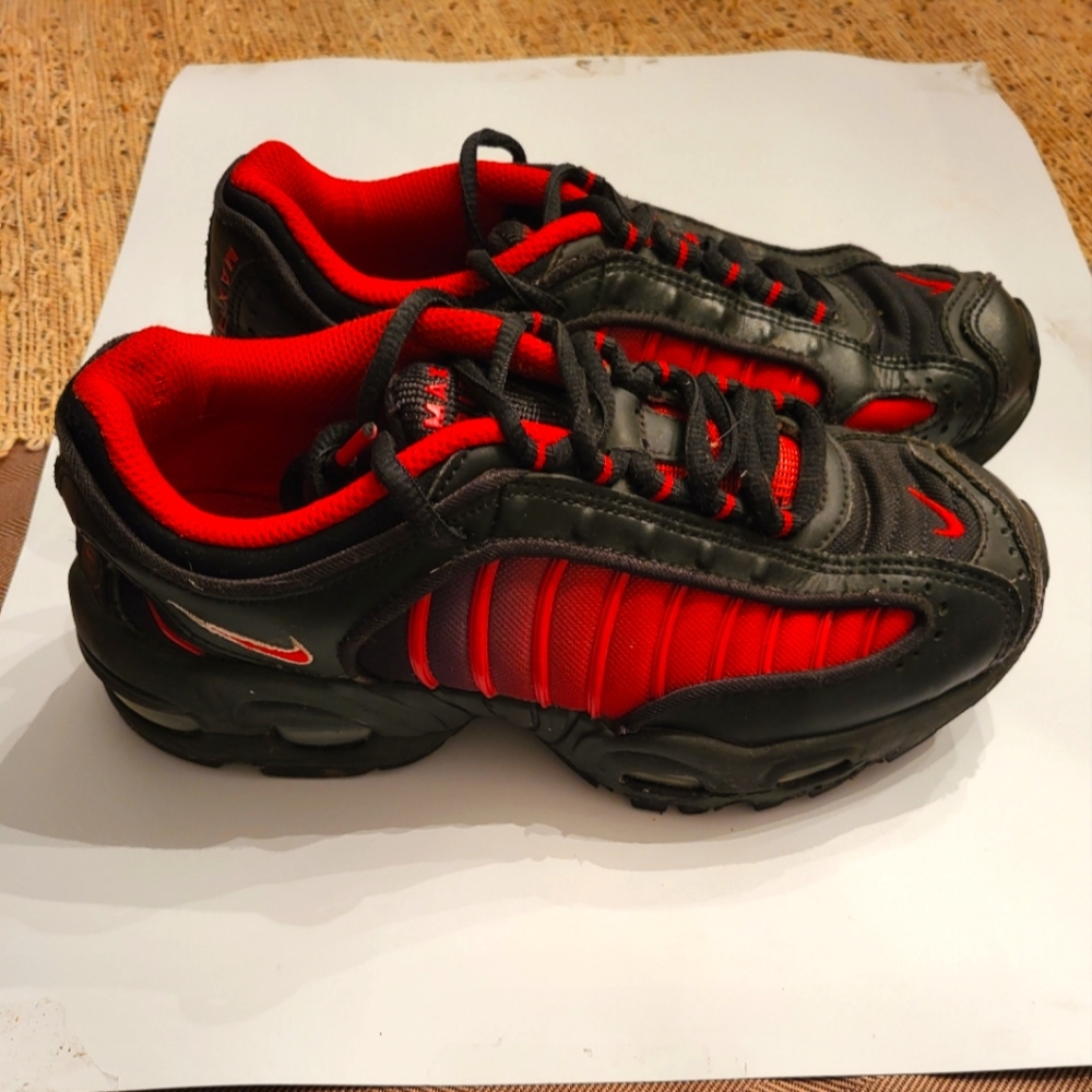 Nike Air Max Tailwind IV, Youth Size 4, Black and Red